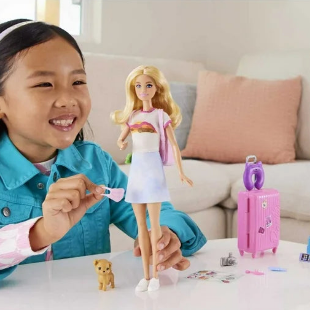 Barbie. Muñeca y Accesorios. Con perrito y maleta de trabajo. Mas de 10 piezas.